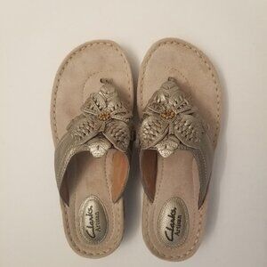 Clarks Artisan Gold Metallic Flower Leather Thong Sandals  size 7.5